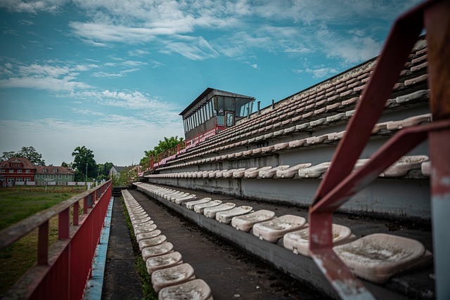 皇马被针对了？安东尼身后放铲收脚仍直红，此前这么铲姆巴佩的仅黄牌.
